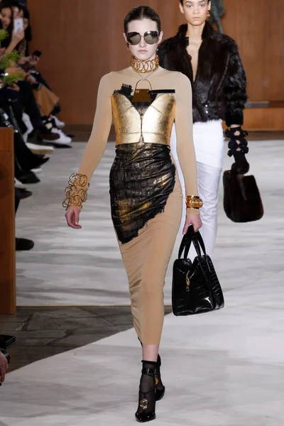 Look 28